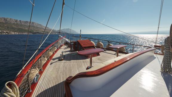 Vordere Deck der Gulet Linda mit Blick auf die Küste und das offene Meer.